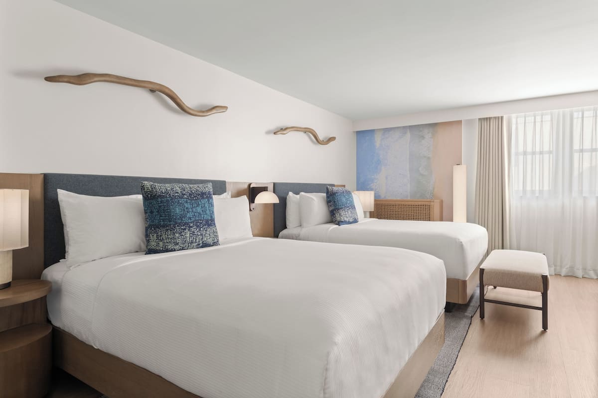 Chambre, 2 grands lits, non-fumeur | 1 chambre, minibar, coffre-fort, bureau