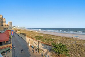 Beach nearby, white sand, 5 beach bars