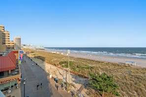 Beach nearby, white sand, 5 beach bars