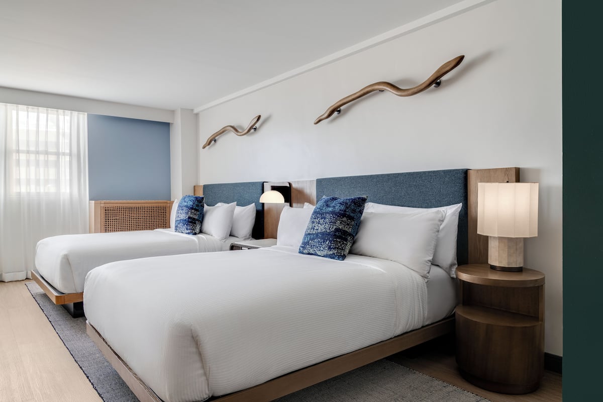 Chambre, 2 grands lits (Mobility/Hearing Access, Roll-in Shwr) | 1 chambre, minibar, coffre-fort, bureau