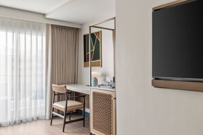 Kamar, 2 Tempat Tidur Queen, Bebas Asap Rokok, pemandangan samudra (Balcony) | 1 kamar tidur, minibar, brankas, dan meja kerja