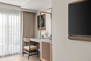 Kamar, 2 Tempat Tidur Queen, Bebas Asap Rokok, pemandangan samudra (Balcony) | 1 kamar tidur, minibar, brankas, dan meja kerja