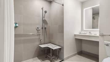 Un baño moderno con ducha, inodoro y tocador.