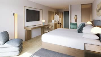 1 kamar tidur, minibar, brankas, dan meja kerja