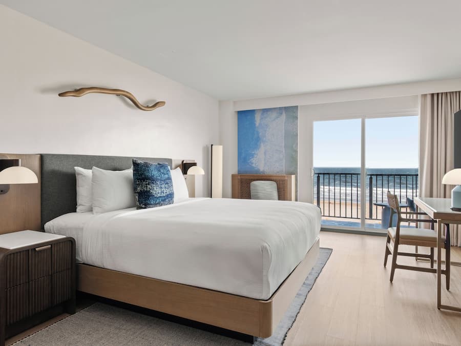 Minibar, safe på rommet, skrivebord og blendingsgardiner