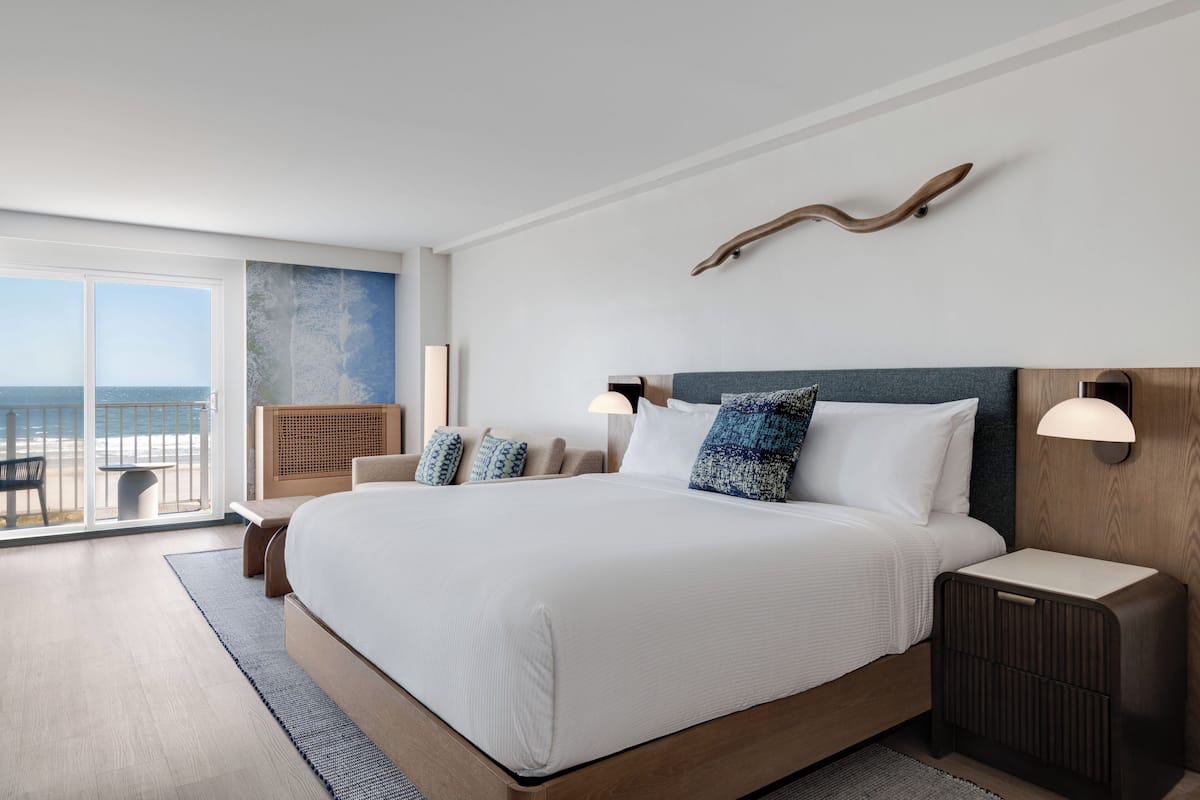 1 kamar tidur, minibar, brankas, dan meja kerja