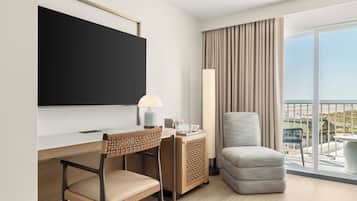 Camera, 2 letti queen, non fumatori, vista oceano (Balcony) | Area soggiorno | Smart TV 70 pollici con canali via cavo, Netflix, servizi in streaming