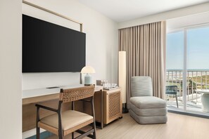 Quarto, 2 camas Queen, para não fumantes, vista para o oceano (Balcony) | Área de estar | Smart TV 70 polegadas com canais a cabo, Netflix, serviços de streaming
