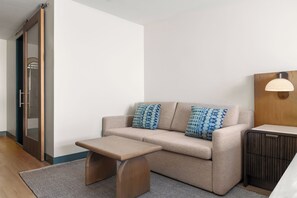 1 kamar tidur, minibar, brankas, dan meja kerja