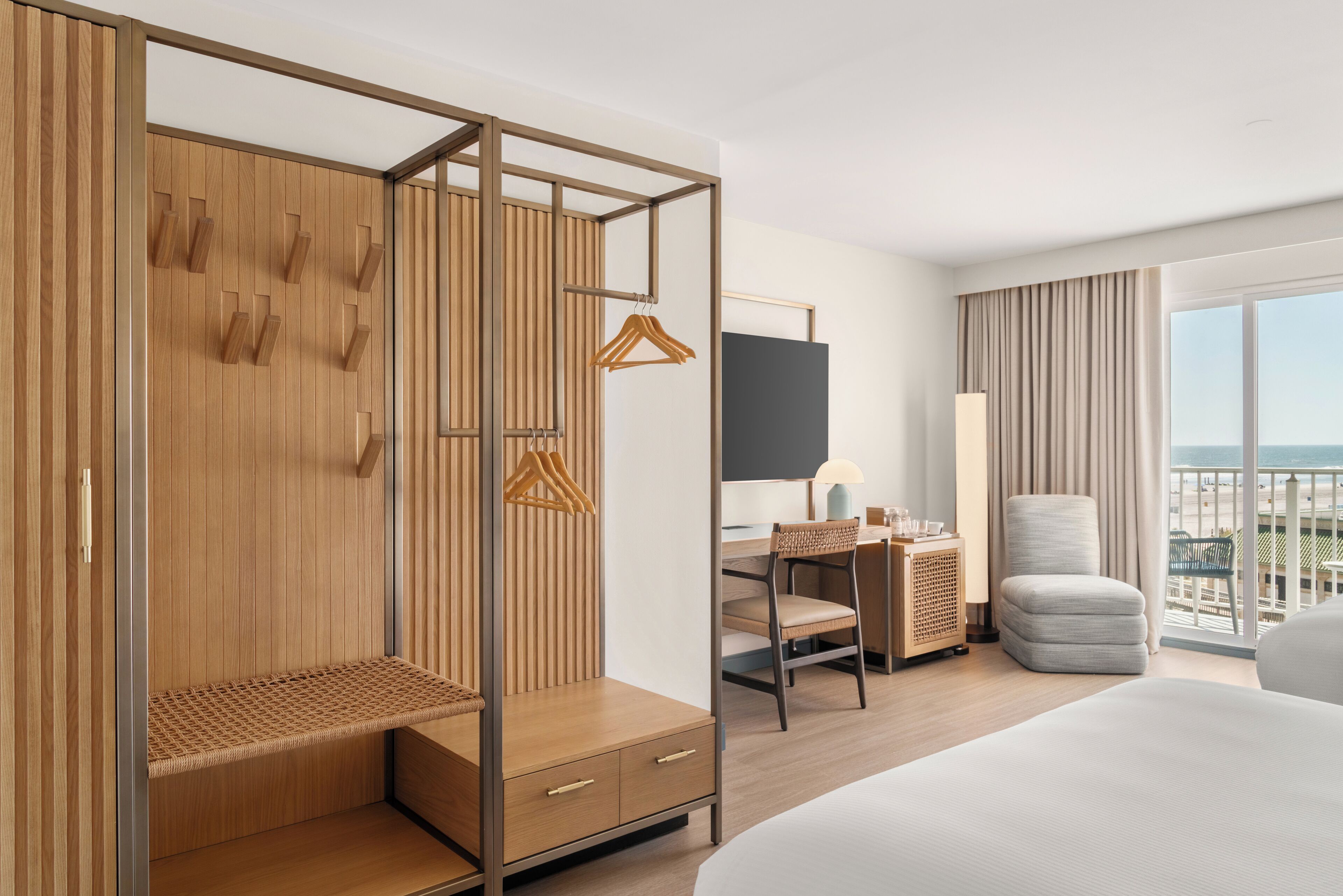 Minibar, caja de seguridad en la habitación y escritorio 