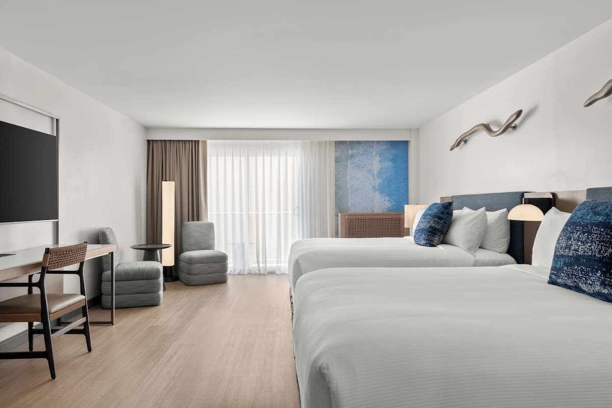 Room, 2 Queen Beds (Mobility Accessible, Roll-In Shower) (Larger Room) | 1 chambre, minibar, coffre-fort, bureau