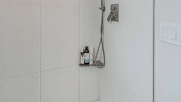 Shower, eco-friendly toiletries, towels