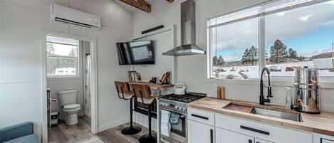 冷蔵庫、オーブン、コンロ、コーヒー / ティーメーカー