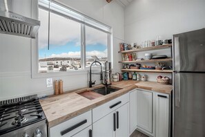 Fridge, oven, stovetop, coffee/tea maker