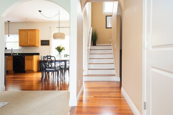 Interior - Abe's Hideaway - Arcade, Hot Tub, Home Theater - Quiet upscale neighborhood (Springfield)