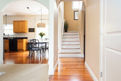 Abe's Hideaway - Arcade, Hot Tub, Home Theater - Quiet upscale neighborhood