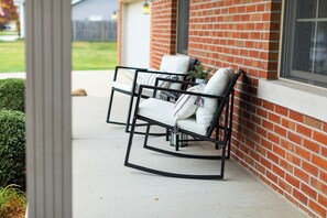 Terrace/patio - Abe's Hideaway - Arcade, Hot Tub, Home Theater - Quiet upscale neighborhood (Springfield)