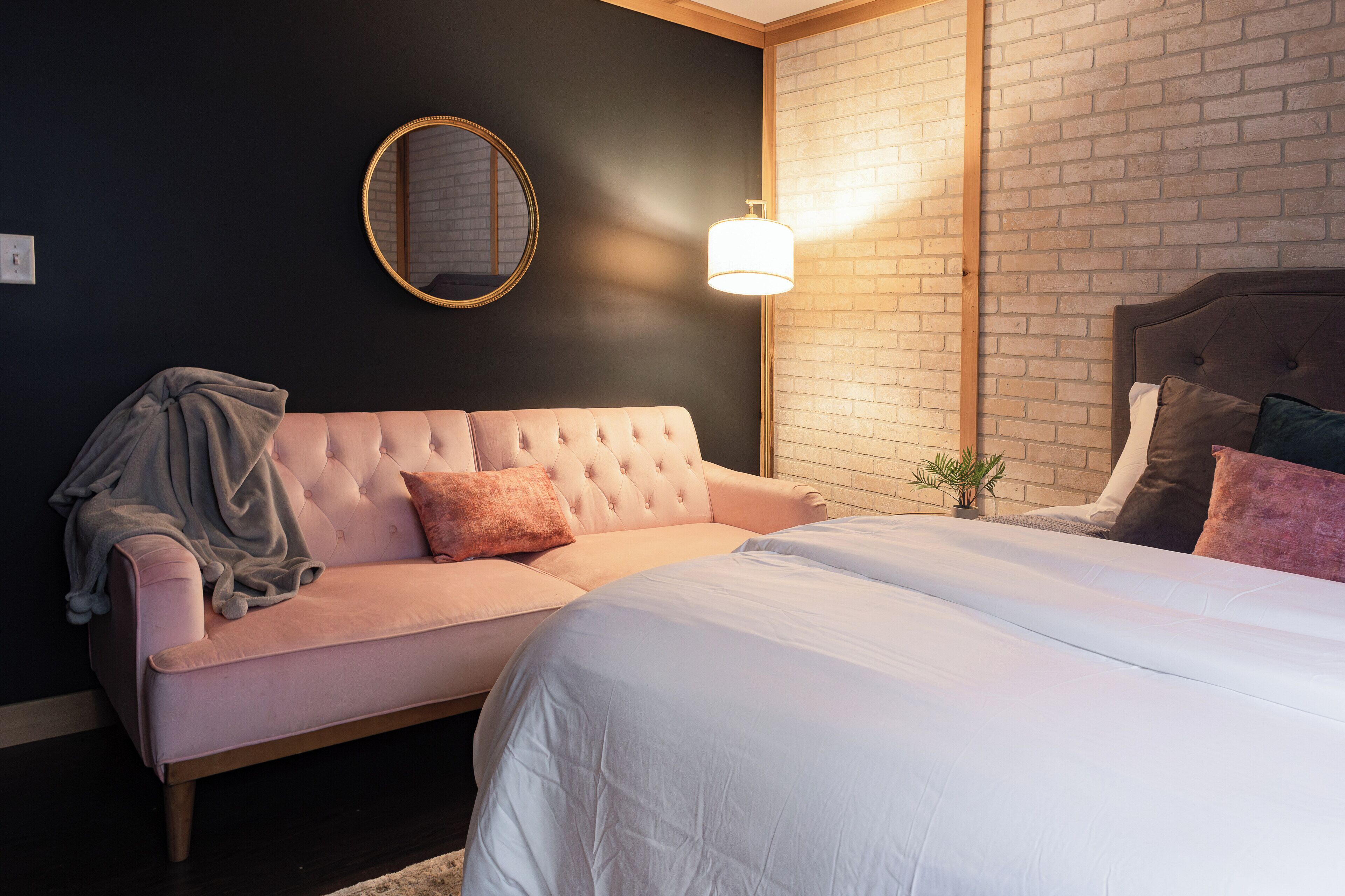 5 bedrooms, iron/ironing board, WiFi, bed sheets