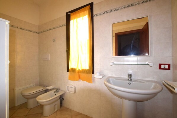 Shower, bidet - Nice apartment for 6 guests with pool, WIFI, TV and patio, close to Castelsardo (Valledoria)