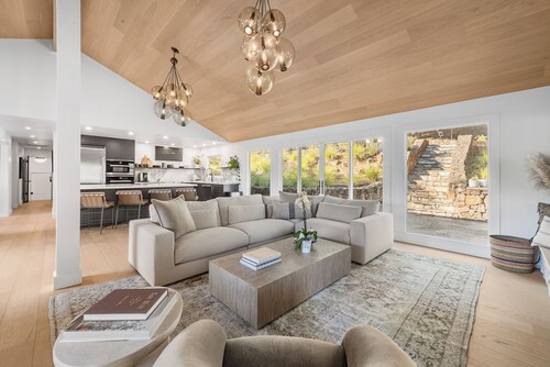 Bottle Rock! Gorgeous house with pool and jacuzzi!