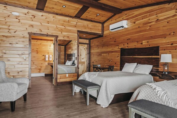 1 bedroom, WiFi, bed sheets - Golf, Outdoor Bar, Restaurant - The Oakwood Cabin (Tully)