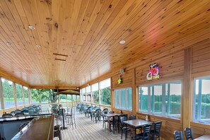 Dining - Golf, Outdoor Bar, Restaurant - The Oakwood Cabin (Tully)