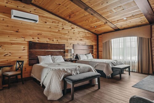 Golf, Outdoor Bar, Restaurant - The Oakwood Cabin