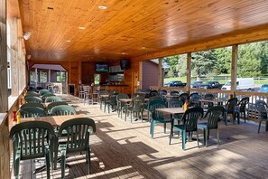 Outdoor dining - Golf, Outdoor Bar, Restaurant - The Oakwood Cabin (Tully)