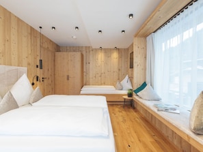 2 bedrooms, travel crib, free WiFi