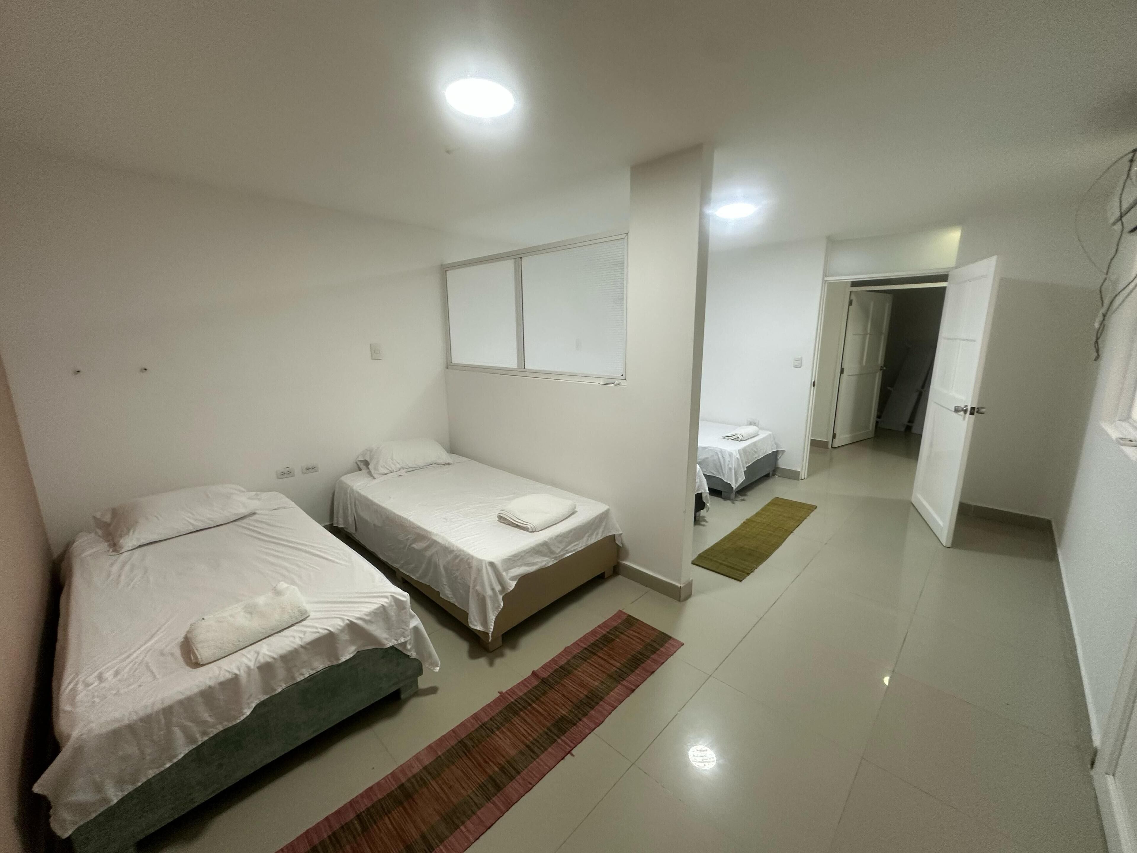 1 habitación, tabla de planchar con plancha, wifi gratis y ropa de cama 