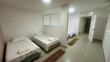 1 habitación, tabla de planchar con plancha, wifi gratis y ropa de cama