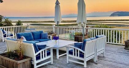 Charming 4-bedroom house overlooking the bay, Wifi, and easy beach access.