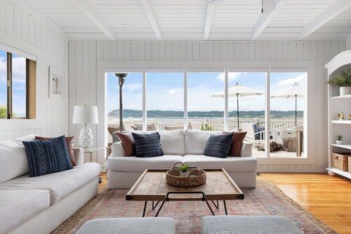 Charming 4-bedroom house overlooking the bay, Wifi, and easy beach access.