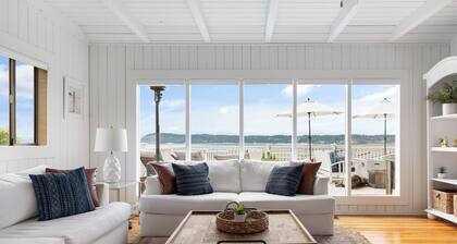 Charming 4-bedroom house overlooking the bay, Wifi, and easy beach access.