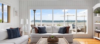 Charming 4-bedroom house overlooking the bay, Wifi, and easy beach access.
