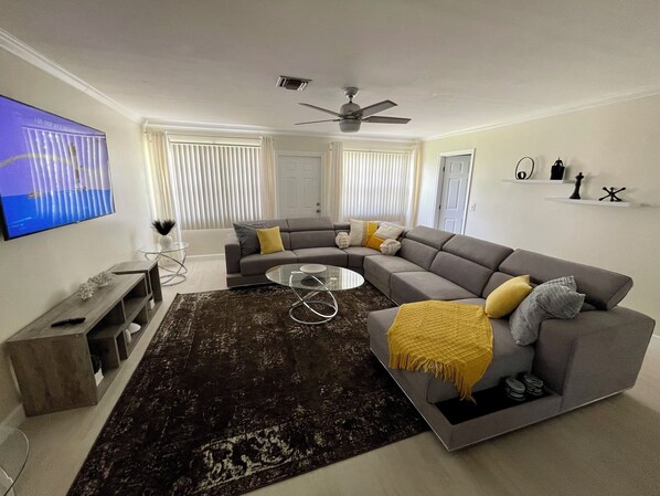 Living area - 3-bedroom House Relax & Explore Close to Beaches, Boats & Bites! (West Palm Beach)