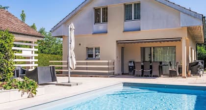 Alleinstehendes Ferienhaus mit W-LAN, privatem Pool, TV, Terrasse, Haustiere erlaubt, Parkplatz
