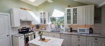 Cozy Lake Community Cottage with private beach & hot tub - ideal for long stays