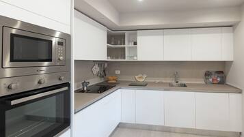 Mikrowelle, Ofen, Geschirrspüler, Hochstuhl