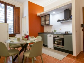 Mikrowelle, Ofen, Geschirrspüler, Toaster