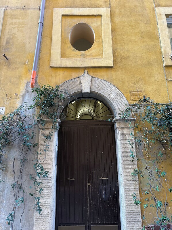 Exterior detail - AmoR Aeterna Domus - Rome Luxury Suite (Roma)