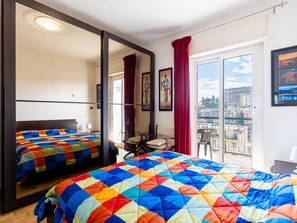 1 bedroom, travel crib