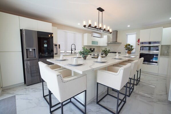 Microwave, oven, stovetop, dishwasher - Luxury 6BR Villa w/ Pool, Rooftop Deck & lower level Lounge/ 2 Car garage/AC (Oistins)