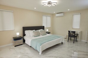 6 quartos, escrivaninha, ferros/tábuas de passar roupa, Wi-Fi