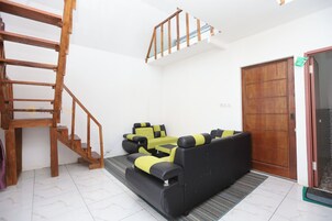 Deluxe Cottage | Living area | Flat-screen TV