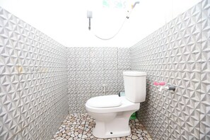 Deluxe cottage | Badkamer | Een douche, pantoffels, handdoeken, zeep