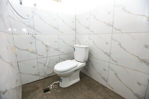 Superior Twin kamer | Badkamer | Een douche, pantoffels, handdoeken, zeep
