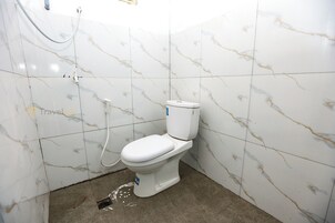 Superior Twin Room | Bathroom | Shower, slippers, towels, soap