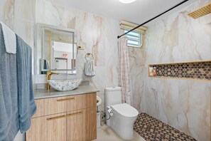 Dusche, Haartrockner, Handtücher, Seife