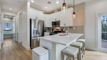 Refrigerador, microondas, horno, placa de cocina